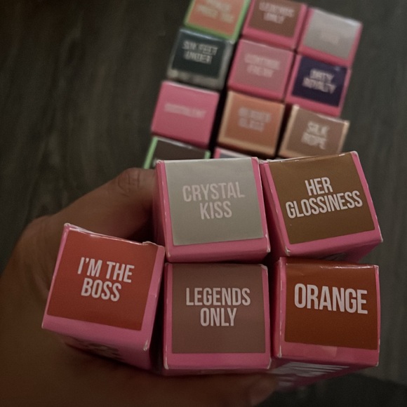 Jeffree star bundle
55 lipglosses
40 concealers
Over 150 pieces see pictures - Picture 4 of 14